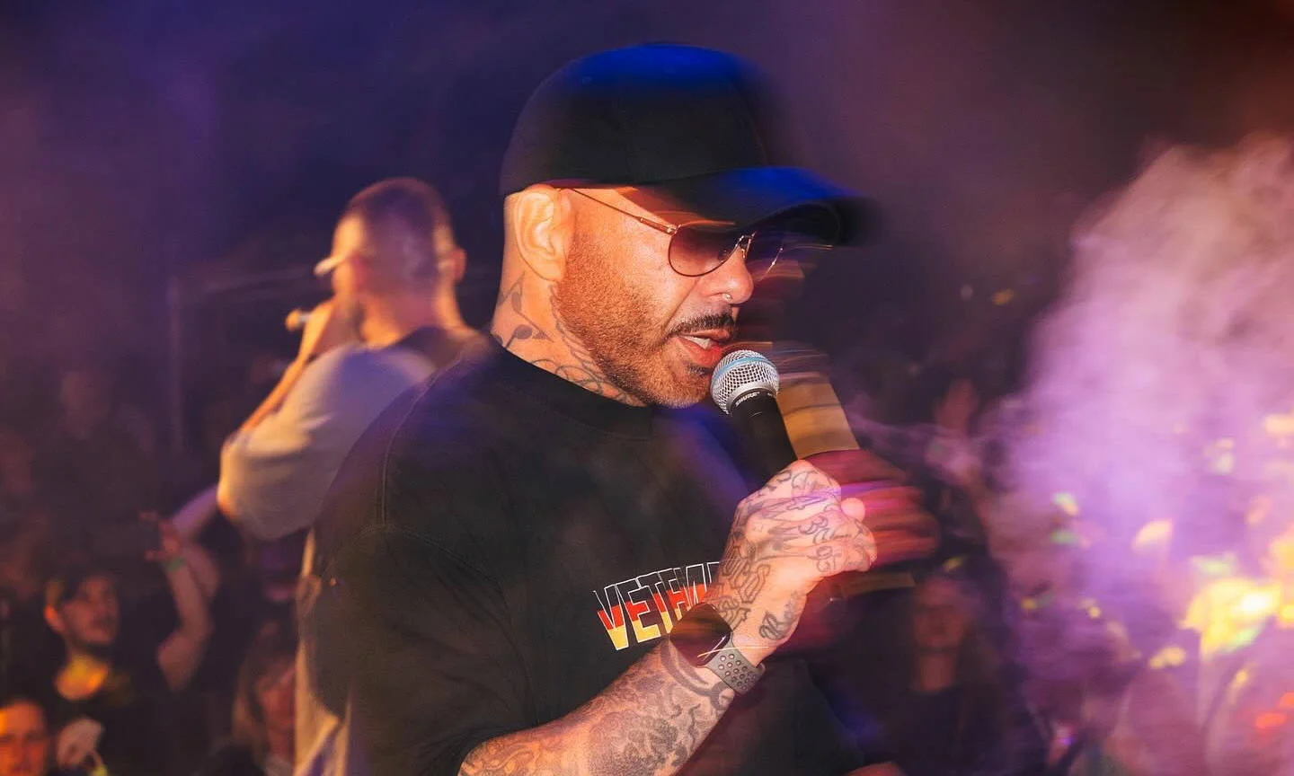 Azad der BOZZ live auf der Bühne